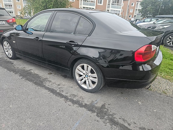 BMW 318i 3 of 4