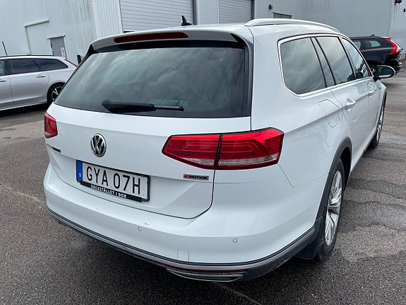 Volkswagen Passat Alltrack 3 of 5