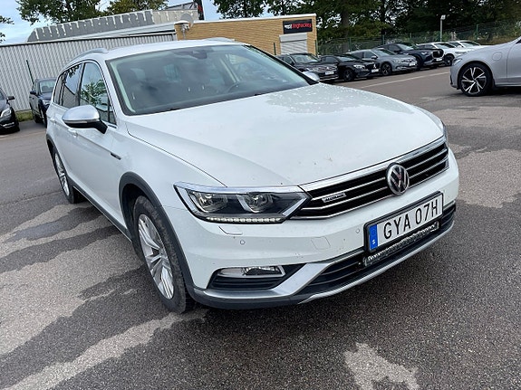 Volkswagen Passat Alltrack 2 of 5