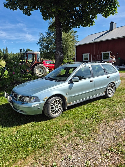 Volvo V40 2 of 10