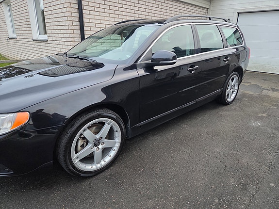 Volvo V70 2 of 9
