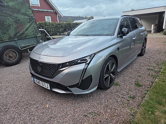 Peugeot 308 SW 2 of 7