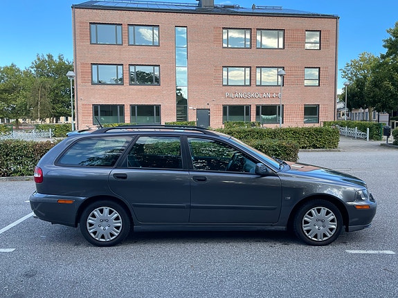Volvo V40 2 of 5