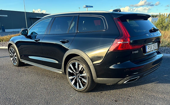 Volvo V60 Cross Country 2 of 5