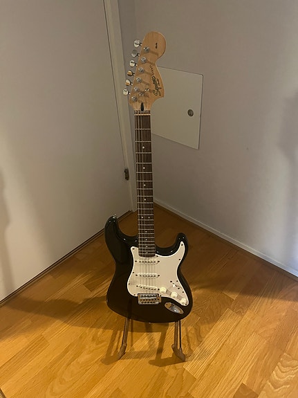 Squier by Fender Affinity Stratocaster Elgitarr Svart/Vit - Gitarrställ Ingår