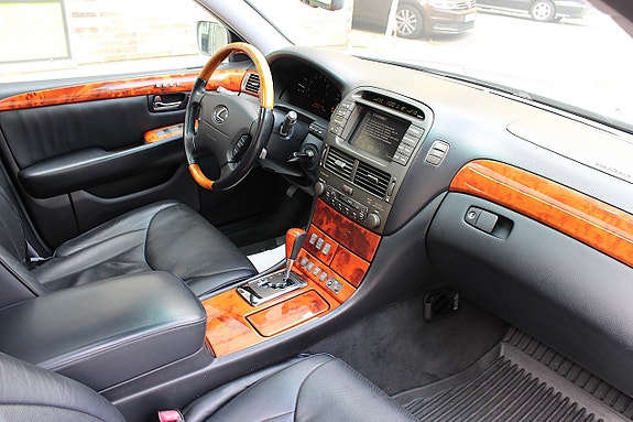 Lexus LS430 27 of 30