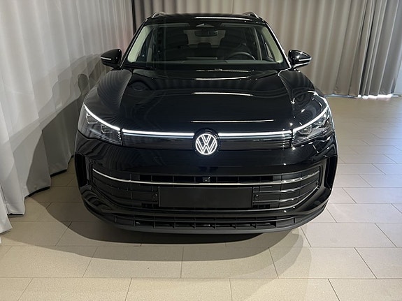Volkswagen Tiguan 2 of 16