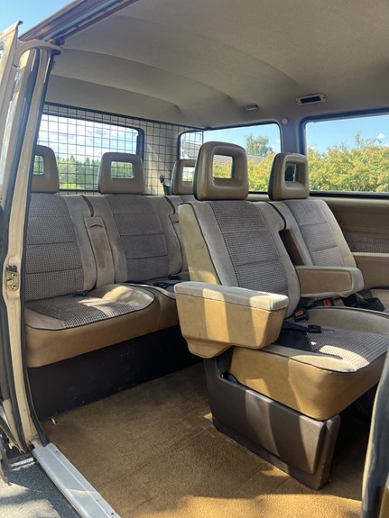 Volkswagen Caravelle 12 of 16