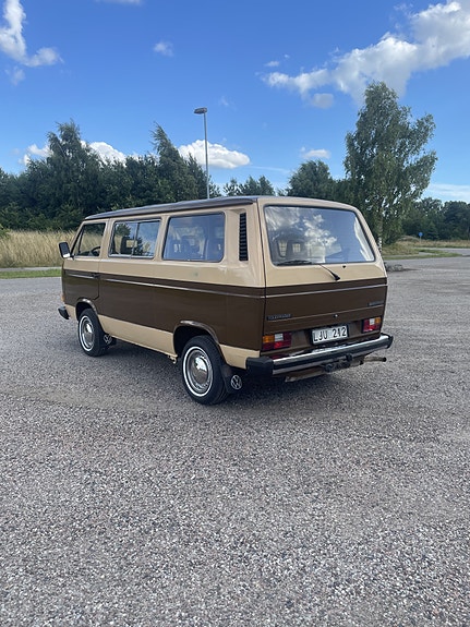 Volkswagen Caravelle 2 of 16