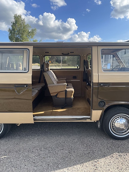 Volkswagen Caravelle 10 of 16