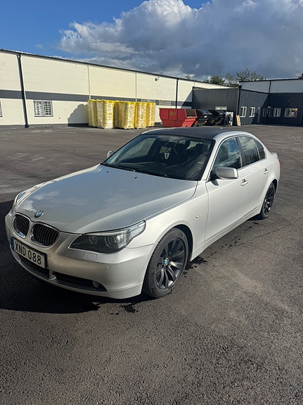 BMW 523i 2 of 5