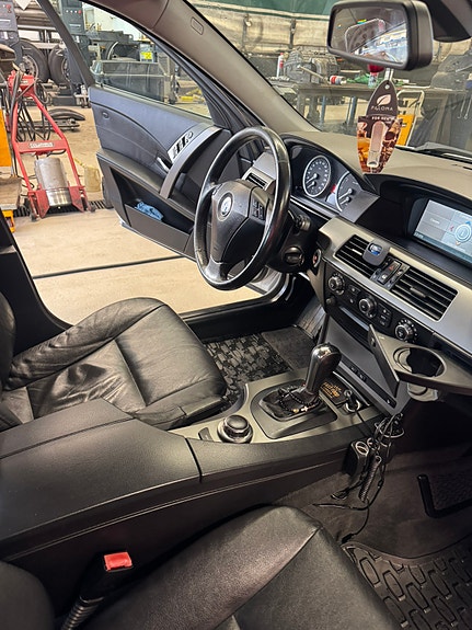 BMW 523i 4 of 5