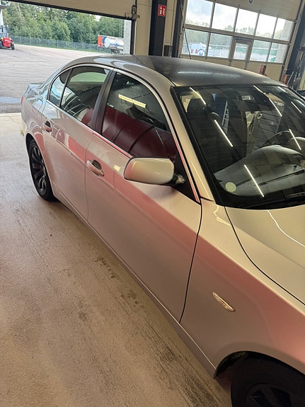 BMW 523i 3 of 5