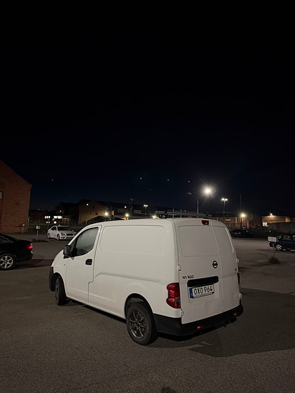 Nissan NV200 2 of 4