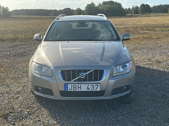 Volvo V70 2 of 14
