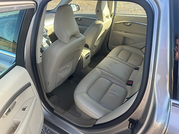 Volvo V70 11 of 14