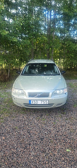 Volvo V70 2 of 7