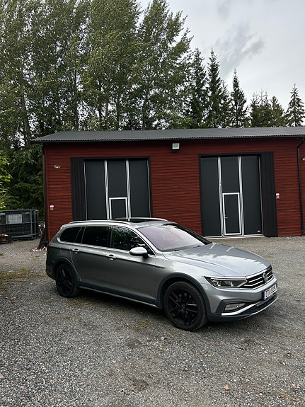 Volkswagen Passat Alltrack 2 of 14