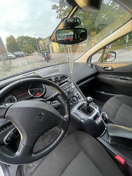 Peugeot 5008 2 of 7