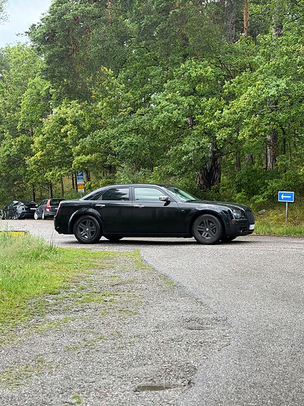 Chrysler 300C 2 of 4