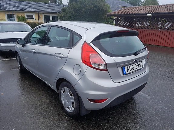 Ford Fiesta 2 of 5