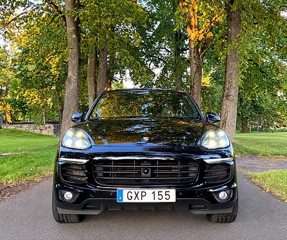 Porsche Cayenne 2 of 7