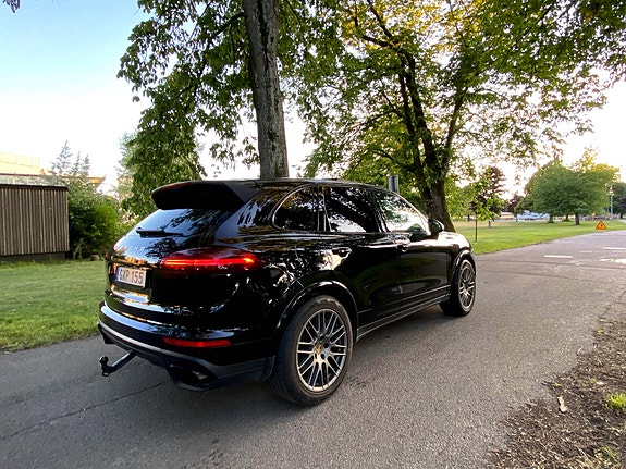 Porsche Cayenne 4 of 7
