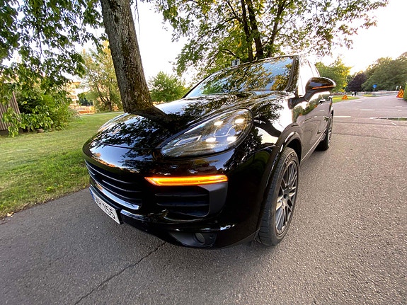 Porsche Cayenne 3 of 7
