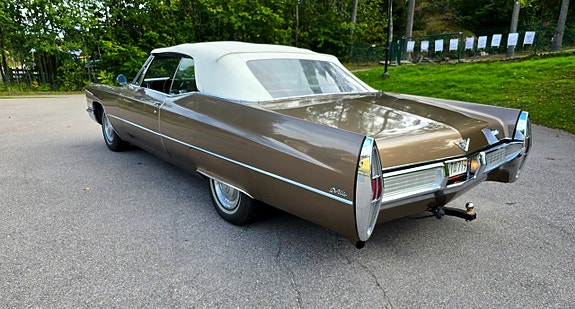 Cadillac Deville 6 of 19