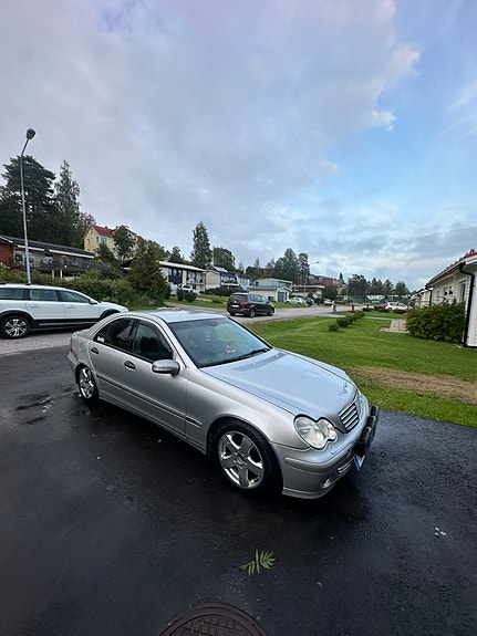 Mercedes-Benz C220 4 of 7