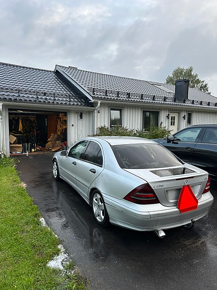 Mercedes-Benz C220 2 of 7