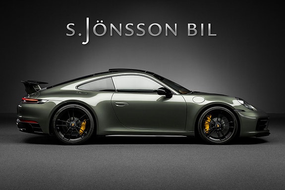 Porsche 911 Carrera 4 GTS 3 of 27