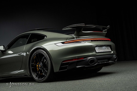 Porsche 911 Carrera 4 GTS 9 of 27
