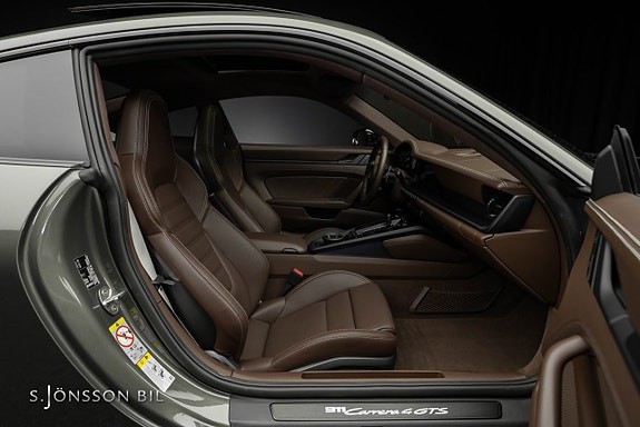 Porsche 911 Carrera 4 GTS 18 of 27