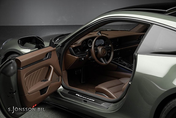 Porsche 911 Carrera 4 GTS 15 of 27