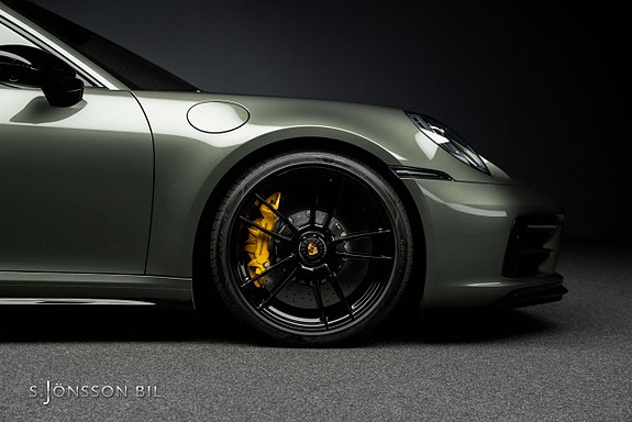 Porsche 911 Carrera 4 GTS 11 of 27