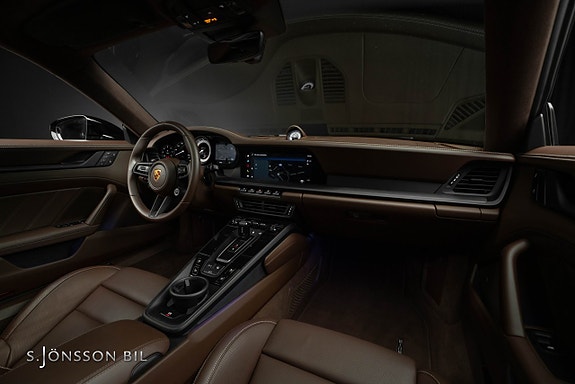 Porsche 911 Carrera 4 GTS 20 of 27