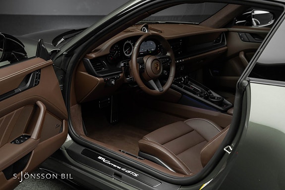 Porsche 911 Carrera 4 GTS 16 of 27