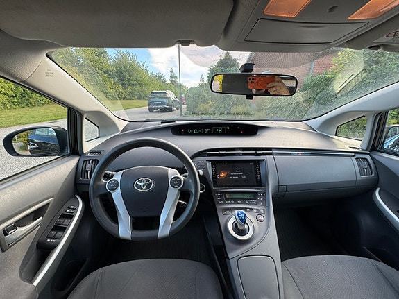 Toyota Prius 6 of 9