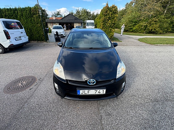 Toyota Prius 4 of 9