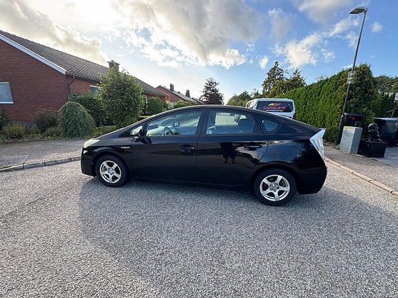 Toyota Prius 2 of 9
