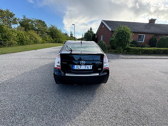 Toyota Prius 3 of 9