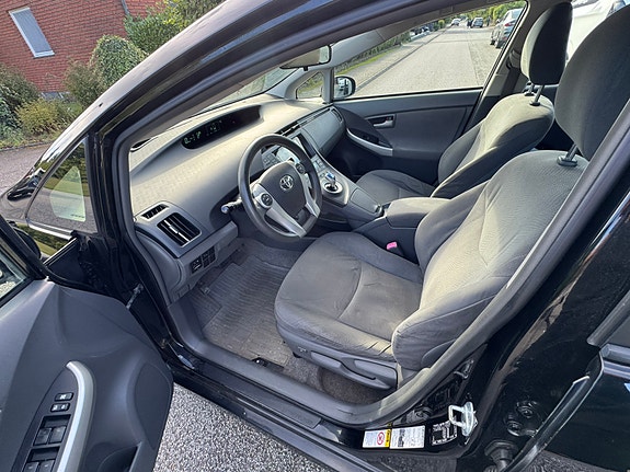 Toyota Prius 7 of 9