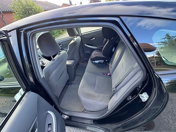 Toyota Prius 5 of 9