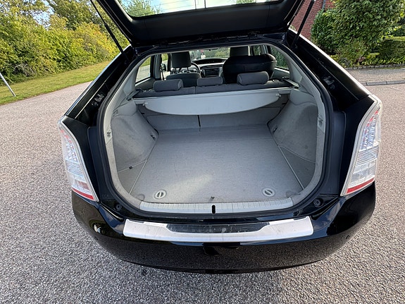 Toyota Prius 8 of 9