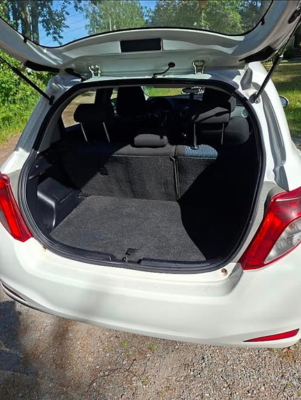 Toyota Yaris 6 of 10