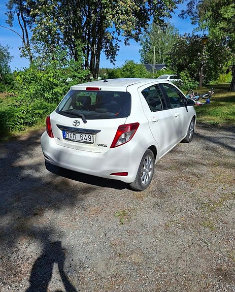 Toyota Yaris 2 of 10