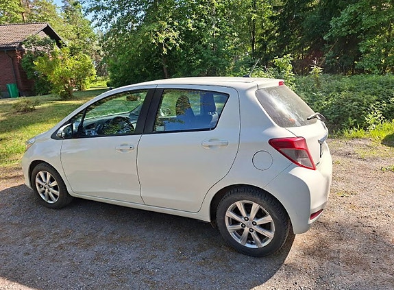 Toyota Yaris 3 of 10