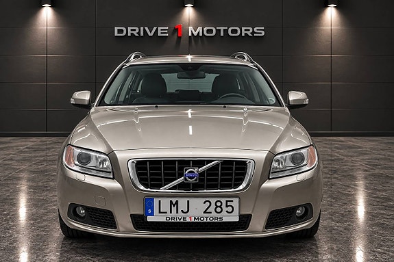 Volvo V70 2 of 9