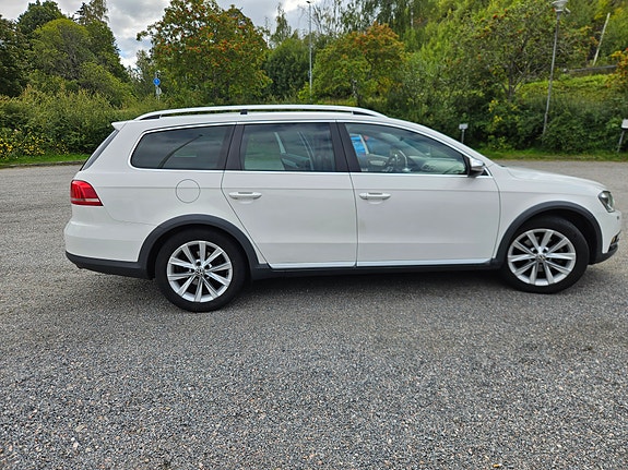 Volkswagen Passat Alltrack 2 of 4